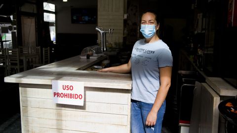 Primer d�a en Arteixo tras las restricciones impuestas por la Xunta. Nati Rodr�guez, propietaria de una cervecer�a