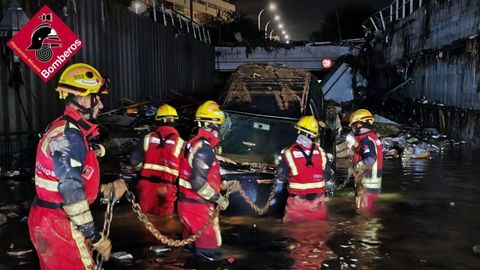 Bomberos de Alicante trabajan en el achique de agua y revisin de vehculos sumergidos en Aldaia (Valencia)