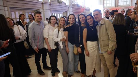 Los miembros del equipo de márketing de Abanca Jerónimo Pérez, Natalia Saavedra, Mónica Fernández, Paula Río, Olga Rodríguez, Lorena Maya, Pablo Lázaro, asistieron a la conmemoración.