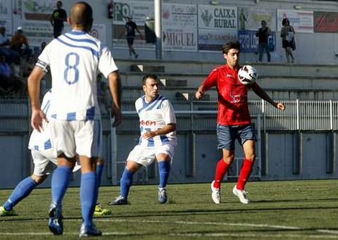 �scar M�ndez, a la derecha, controla el bal�n en un partido en el campo de O Sango�edo. 