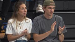 La pareja, durante el partido de balonmano