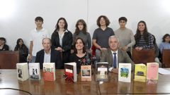 Miembros del jurado este jueves al dar a conocer el resultado en el IES Rosala junto a la directora del centro educativo y representantes de las conselleras de Educacin y Cultura