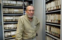 Carlos Mart�n en el archivo de la Unidad de Asistencia a Drogodependencias.