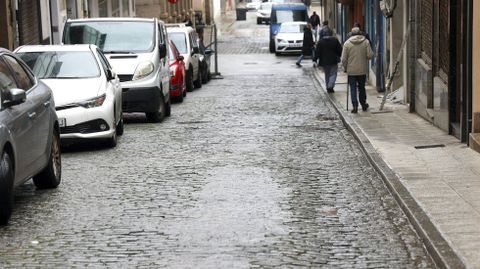 El firme de adoquín de la calle Rubalcava, en foto de archivo, se encuentra hundido y deteriorado.