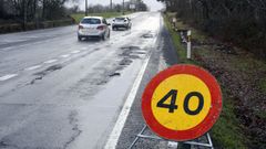 La velocidad est� limitada a 40 kil�metros hora en alg�n tramo de la N-540, como este, a su paso por Calde (Lugo)