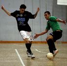 Anto�ito, en una pugna por el bal�n durante el partido copero jugado anoche. 