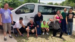 Usuarios de la residencia de Asfacal frente a la nueva furgoneta dl colectivo