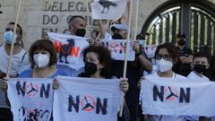 Protesta de plataformas contra los e�licos, convocada por Monfero di non, ante la Delegaci�n del Gobierno en Galicia, en A Coru�a, el jueves