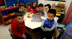 Ni�os de ambas escuelas expresan con un gesto su rechazo al cierre de las unitarias.