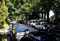 Los ciudadanos se ven obligados a hacer deporte y a pasear entre los coches.
