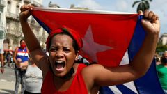 Una mujer manifiesta su apoyo al gobierno cubano hoy, en una calle en La Habana (Cuba). Cientos de cubanos salieron este domingo a las calles de La Habana al grito de  libertad  en manifestaciones pac�ficas, que fueron interceptadas por las fuerzas de seguridad y brigadas de partidarios del Gobierno, produci�ndose enfrentamientos violentos y arrestos.