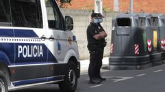 Policias en el exterior del edificio de Duquesa de Alba que permanece confinado