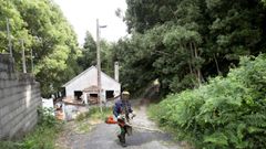 La maleza del monte privado avanza junto a viviendas. 