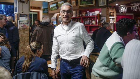 El band�s David P�rez, en el emblem�tico bar A Benita, que mantiene su esp�ritu familiar y alberga actividades culturales.