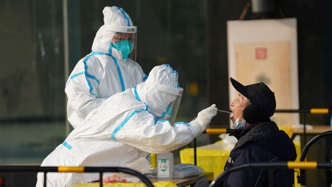 Una persona se realiza una prueba de coronavirus en Pek�n, China