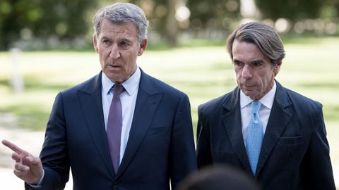 El presidente del Partido Popular, Alberto N��ez Feijoo, y el expresidente del Gobierno, Jos� Mar�a Aznar, durante la clausura del Campus FAES 2026 en Madrid