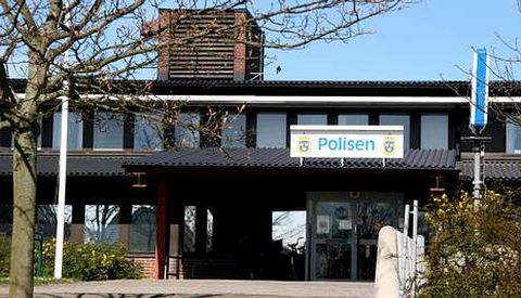 Arriba, a comisar�a de Wallander en Ystad e � dereita, a mesa reservada ao inspector no hotel Continental