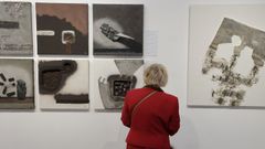 Una mujer observa la obra de El�as Coch�n en la inauguraci�n este jueves de la exposici�n en el Museo Picasso