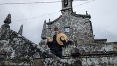 El santiagu�s en el atrio de la iglesia parroquial de Santo Ourente de Ent�ns, en Outes.