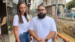 Luc�a Lago y H�ctor Rodr�guez frente a la cafeter�a AN Strato en la que trabajan.