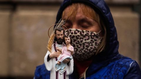 Una mujer carga una imagen de San Cayetano ayer durante la celebraci�n de su d�a, en Buenos Aires