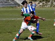 R�os pugna con un futbolista del Xallas en el campo de A Medela por un bal�n la liga pasada.