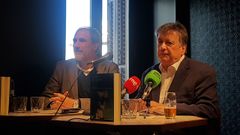 Landero, a la derecha, durante una de las presentaciones de �Lluvia fina�