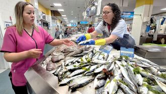 Venta de sardinas en la pescader&iacute;a Laura, en el mercado de O Calvario.