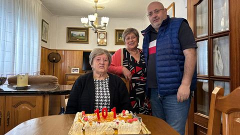 El alcalde de Mañón, Alfredo Dovale, la visitó con una tarta el día de su aniversario