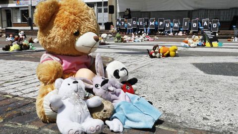 Cientos de juguetes en el exterior de una iglesia en Colombia en protesta por casos de abuso sexual a ni�os y ni�as