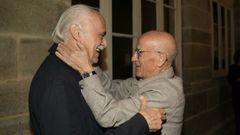 El arquitecto V�ctor L�pez Cotelo y el promotor y constructor Xos� Otero Pombo se saludan antes de iniciarse anoche el homenaje en el Hotel Monumento San Francisco