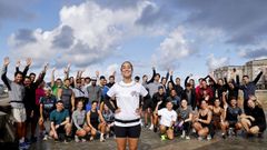 Adele Weber, en el centro, fund el pasado ao el club para corredores Run the Coast Corua.