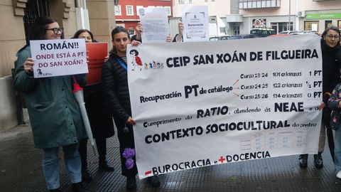 Profesorado y representantes del ANPA del CEIP San Xo�n de Filgueira, en la �marcha f�nebre� por la educaci�n p�blica en Ferrol celebrada en diciembre