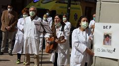 Los sanitarios del centro de salud San Pablo de Zaragoza hicieron ayer un peque�o homenaje en honor a un compa�ero muerto por Covid-19, el m�dico Jos� Luis San Mart�n Izcue, fallecido a los 55 a�os. Es el 15.� m�dico de primaria en morir del total de 24 facultativos (y 31 sanitarios)