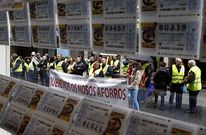 Vista de la concentraci�n de la calle Desiderio Varela desde la administraci�n de loter�a.