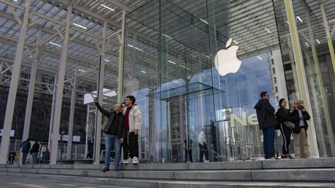Varias personas se hacen selfis en la tienda de Apple de la Quinta Avenida de Nueva York.