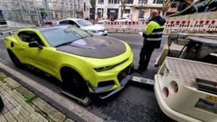Imagen del Camaro tuneado, enganchado ya a la gr�a