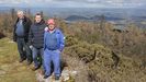 De izquierda a derecha, José Luis, Marcos y Antonio en lo alto del monte San Sebastián.