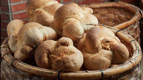Cesta de panes de trigo y de escanda
