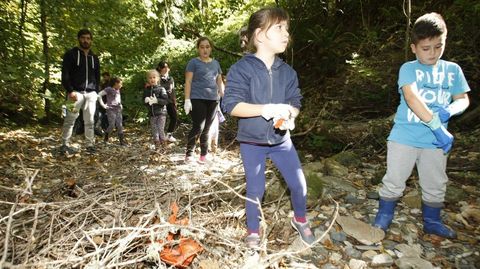 Alumnos do colexio do Courel, nunha actividade de limpeza dun regato en Moreda, nunha fotografa do curso 2017-2017