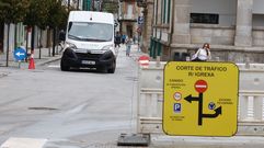 Seal que indica los nuevos desvos, tras la apertura este lunes de un tramo de la calle de la Iglesia y el cierre de la manzana final.