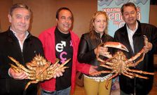 Jos� Luis Pad�n, primero por la izquierda, y Lorena Moldes se hicieron con los centollos. 