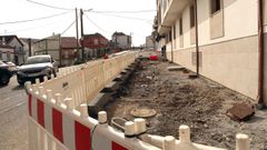 Uno de los carriles de circulaci�n est� ocupado por las vallas y el tr�fico se regula mediante sem�foros