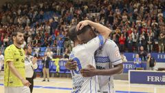 Adri y H�lder se funden en un abrazo despu�s de la eliminaci�n del play off de ascenso. 