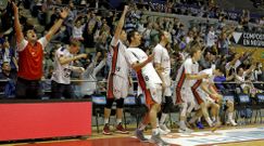 El banquillo del Obradoiro celebra con ganas una canasta ante el Murcia. 