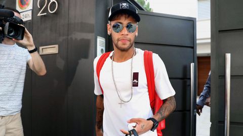 Neymar abandona su domicilio rumbo al aeropuerto El Prat para trasladarse a Par�s