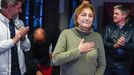  La secretaria general de la Agrupaci�n Municipal Socialista de Oviedo, Delia Losa (c), aplaudida por miembros de su equipo tras ser reelegida este s�bado en el cargo con el 63,4 por ciento de los votos emitidos en una asamblea extraordinaria en la que se enfrentaba al hasta ahora vicesecretario general de Administraci�n y Acci�n Sectorial, Aquilino D�az