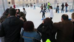 Pista de patinaje instalada por el Centro Comercial Urbano de Monforte en la plaza de la Compa��a, en una foto de archivo