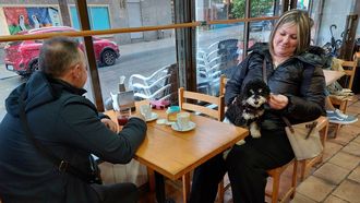 Laura Cullen tomando un caf� junto a su perra, Trufa, en un bar de Ribeira