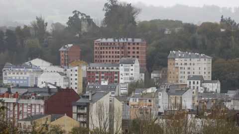 Al fondo, el bloque sin terminar de la derecha es que se derribar. El edificio de rojo, justo debajo, es el de la calle Frei Luis de Granada que s est terminado y listo para ocupar